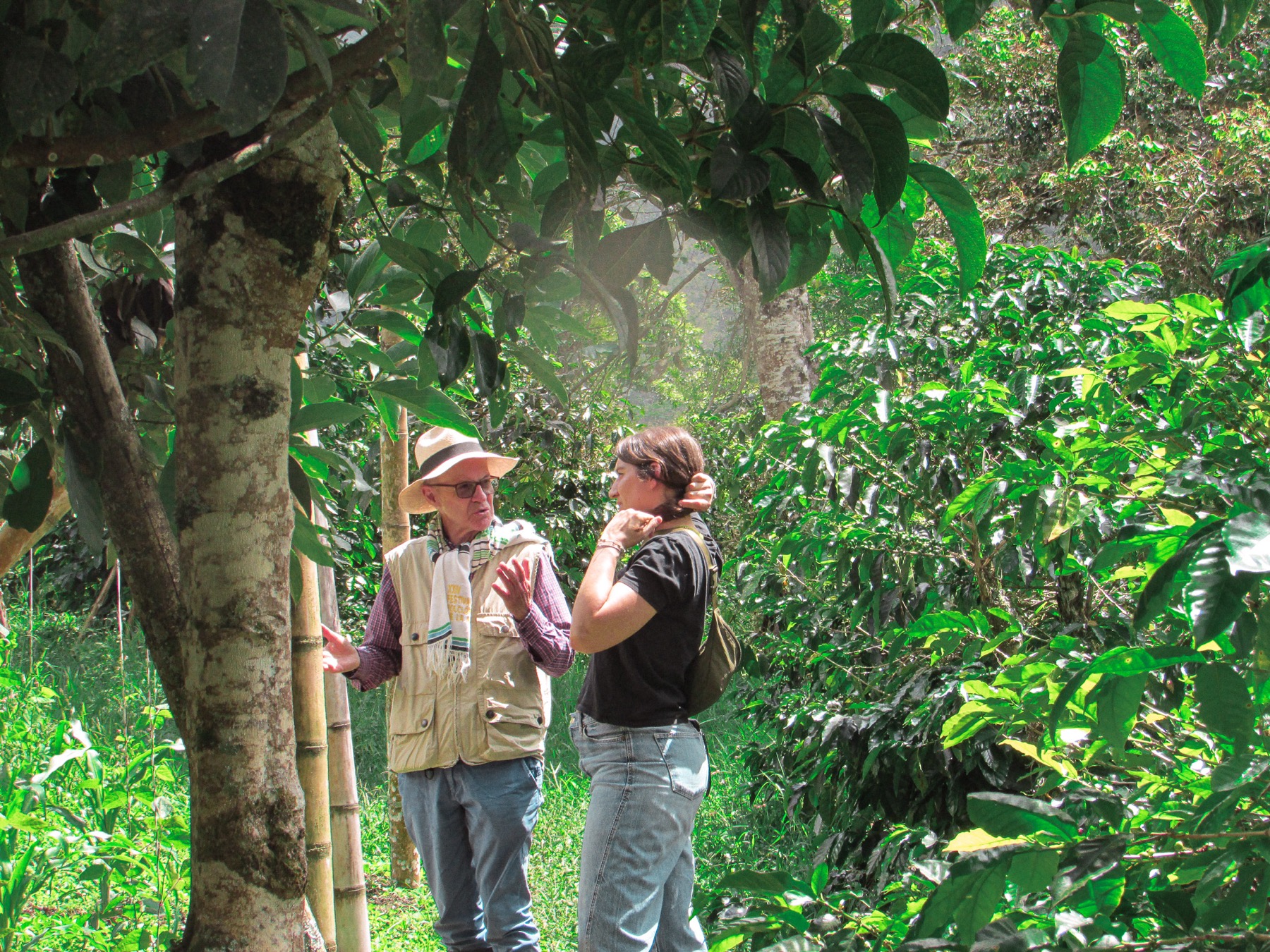 Visita a finca cafetera en Colombia durante el trabajo de sourcing de FACES.
