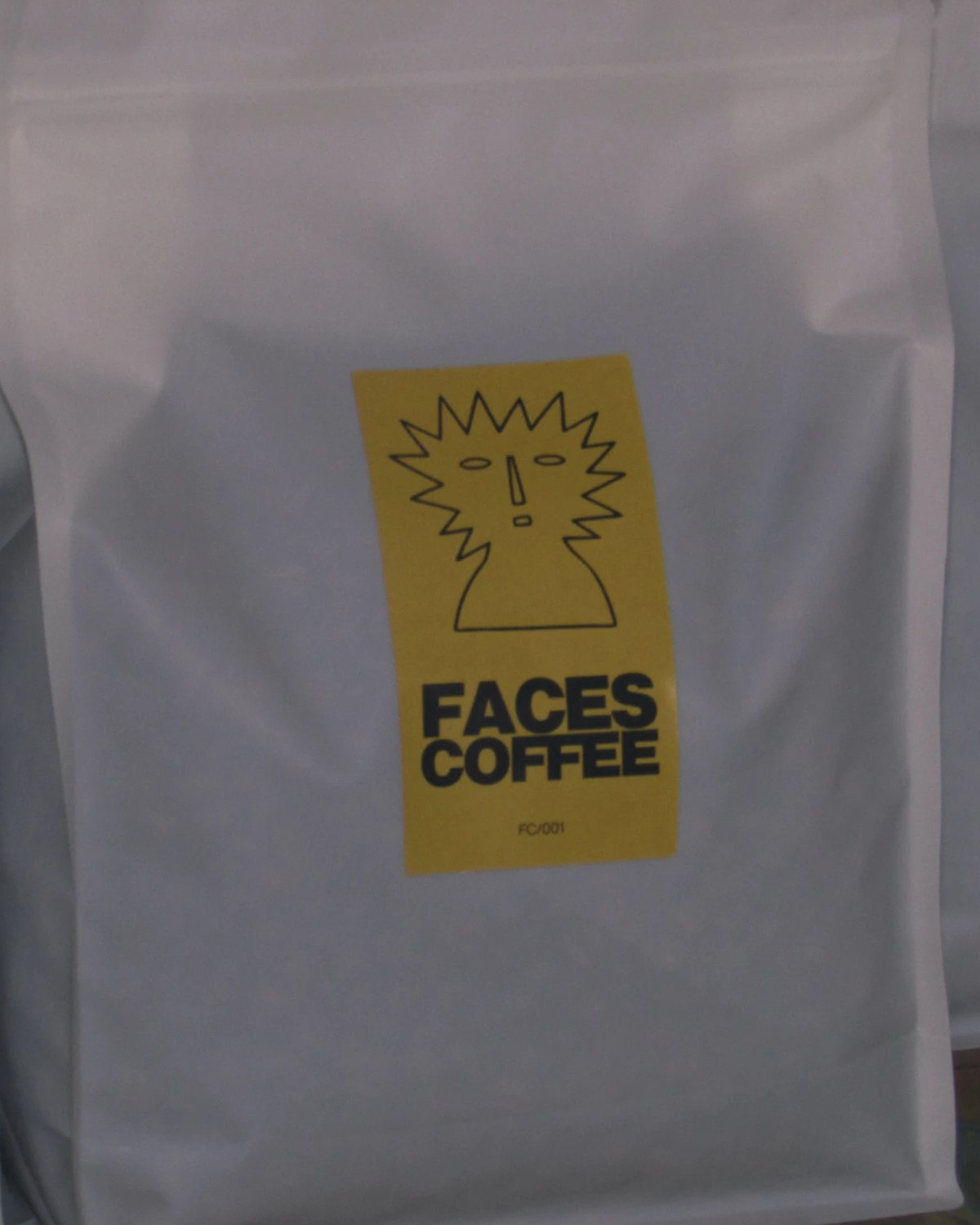 Detalle de la bolsa con la etiqueta de la cara del lote