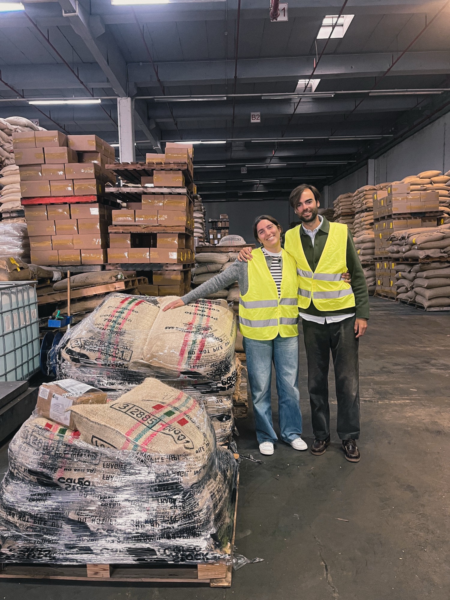 Margarita e Ignasi, fundadores de FACES, en el almacén con los sacos de café